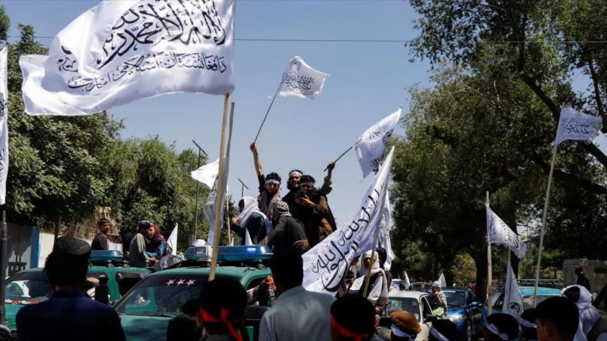 Talibanes celebran el segundo aniversario de la caída de Kabul en una calle cercana a la embajada estadounidense en Kabul, Afganistán, 15 de agosto de 2023. Foto:: Reuters