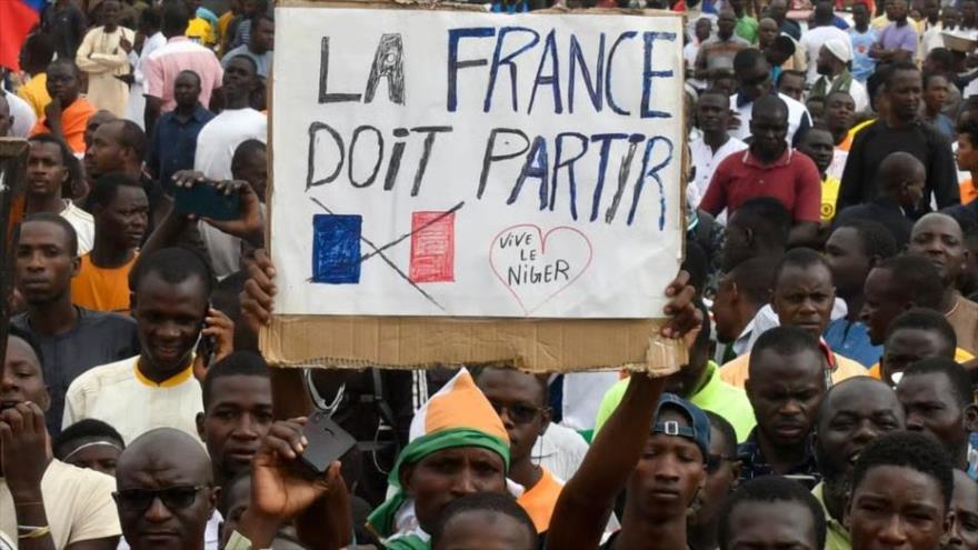 Los nigerinos sostienen una pancarta contra Francia durante una manifestación en el día de la independencia en Niamey, 3 de agosto de 2023. (Foto: AFP)