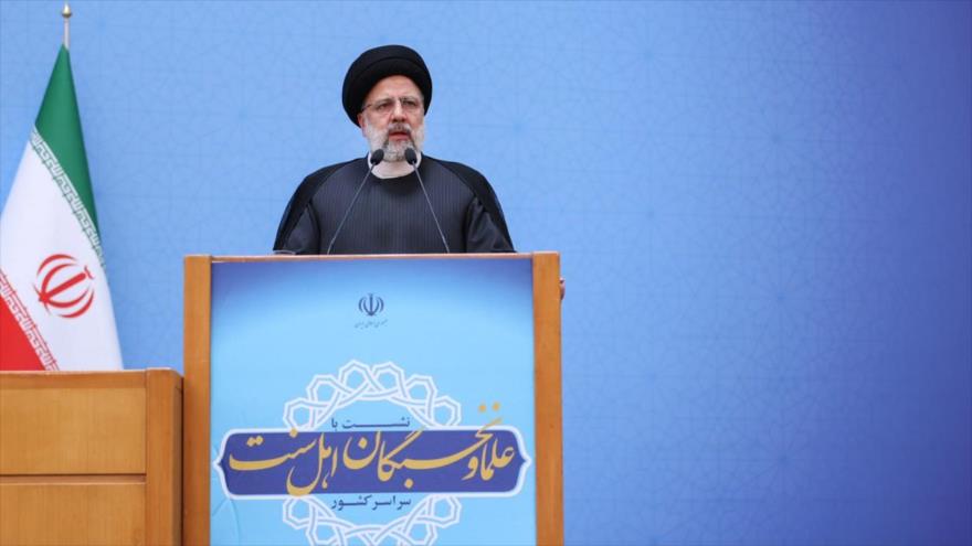 El presidente iraní, Seyed Ebrahim Raisi, ofrece un discurso en una reunión con eruditos y élites de la comunidad suní en Teherán, la capital, 31 de agosto de 2023.