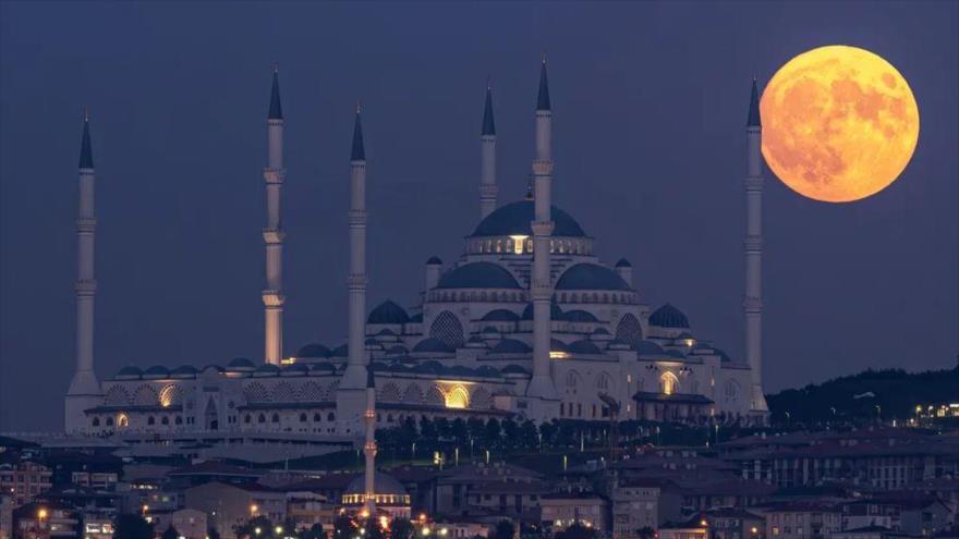 La superluna se eleva sobre la Gran Mezquita Çamlıca en Estambul, Turquía. Fuente: Getty Images