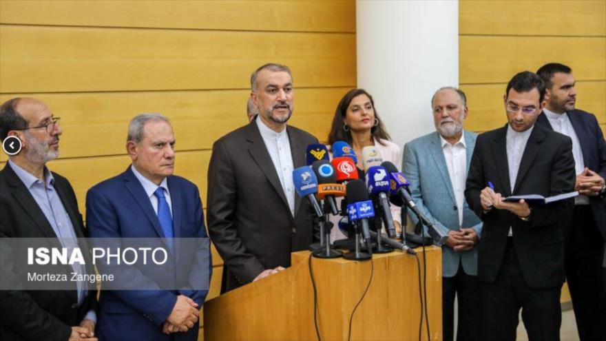 Canciller iraní, Hosein Amir Abdolahian, habla con la prensa a su llegada a Beirut, capital libanesa, 31 de agosto de 2023. 