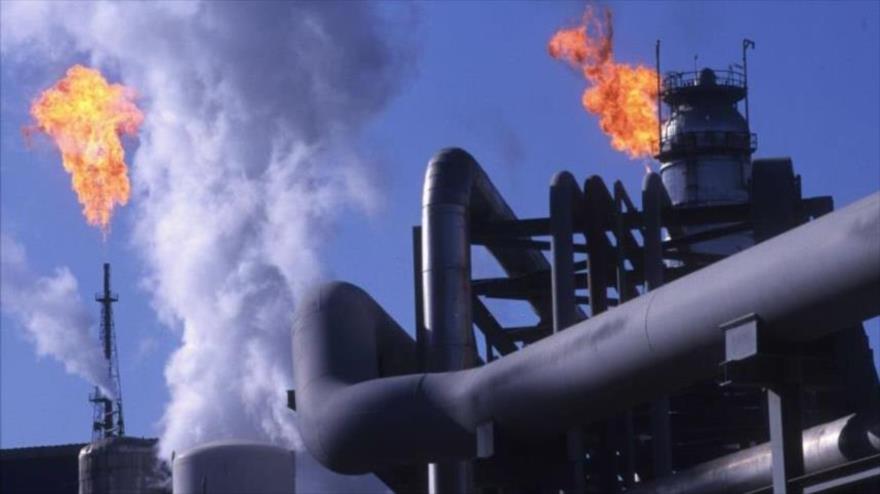 Una planta de metanol y pozos de petróleo en la isla iraní Jarg, en el Golfo Pérsico, 13 de marzo de 2000. 