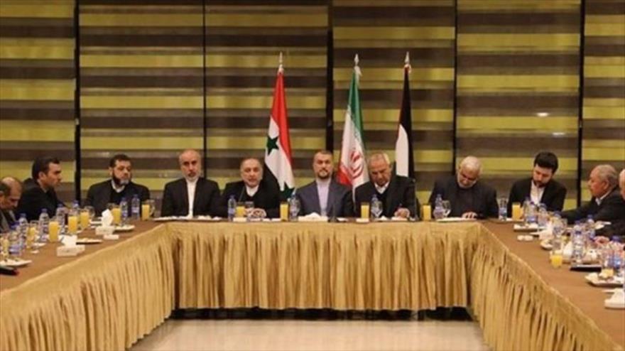 El Ministro de Exteriores de Irán, Hosein Amir Abdolahian, (centro) en una reunión en Beirut, 31 de agosto de 2023. (Foto: Tasnim)