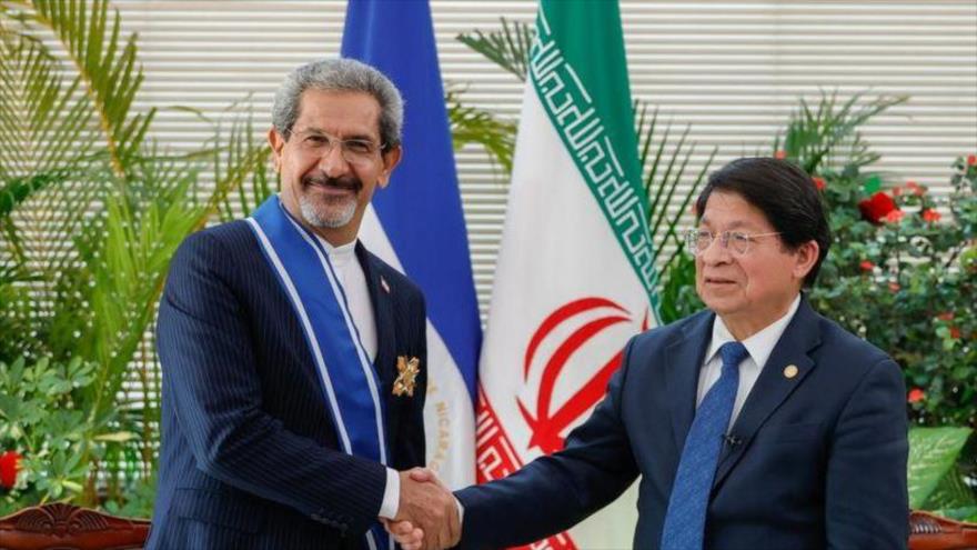 El embajador de Irán, Mayid Salehi (Izqa.), y el canciller de Nicaragua, Denis Moncada, en Managua, 31 de agosto de 2023.