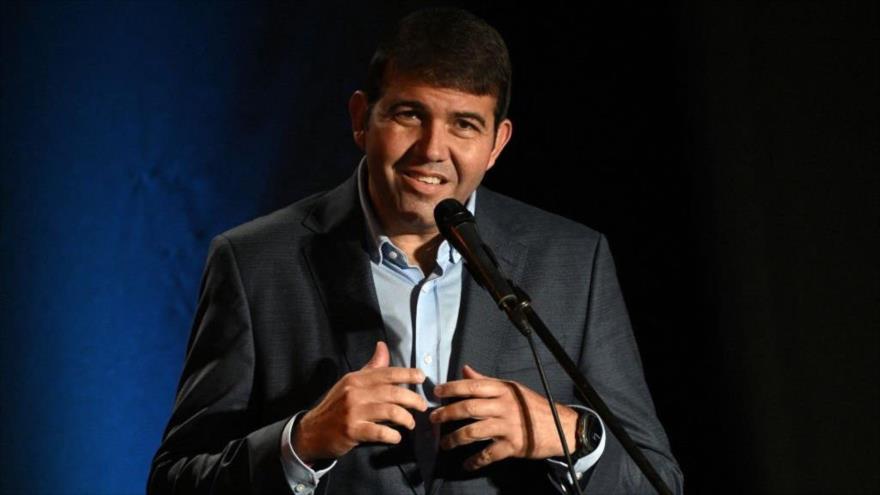 El precandidato opositor venezolano Carlos Prosperi habla durante un debate público en Caracas, 12 de julio de 2023.