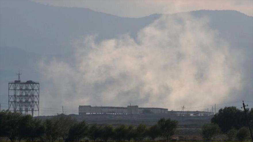 Nube de humo se eleva en medio de un nuevo enfrentamiento armado entre Azerbaiyán y Armenia en la región separatista de Nagorno Karabaj, 9 de octubre de 2020. 