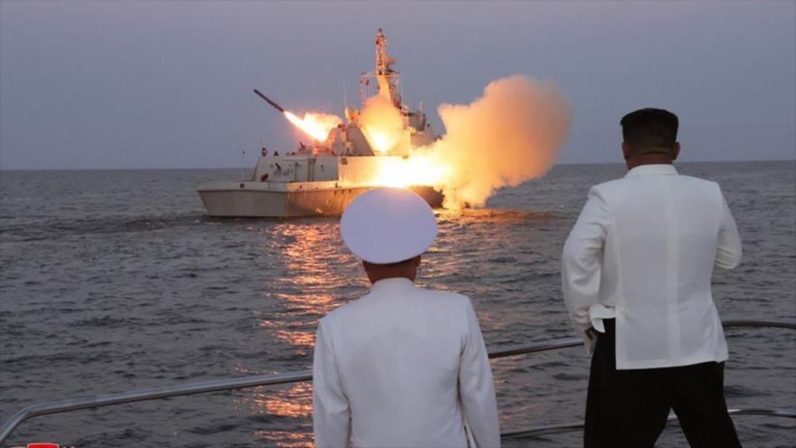 El líder norcoreano, Kim Jong Un, observa un lanzamiento de prueba de misiles de crucero estratégicos, 21 de agosto de 2023.