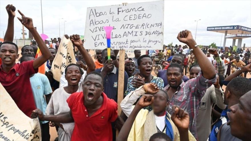 Manifestantes nigerinos piden salida inmediata de tropas francesas | HISPANTV