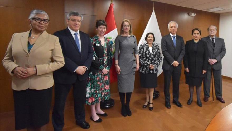 El pleno de la Junta Nacional de Justicia reunido con la embajadora de EE.UU. en Perú, Lisa Kenna (c), en Lima, capital peruana, 31 de agosto de 2023.