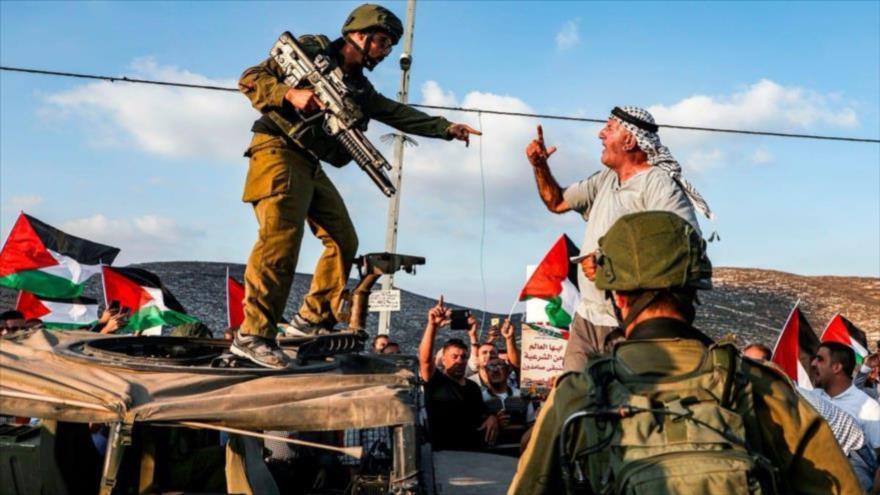 Soldados israelíes reprimen a los palestinos en la Cisjordania ocupada. (Foto: AFP)