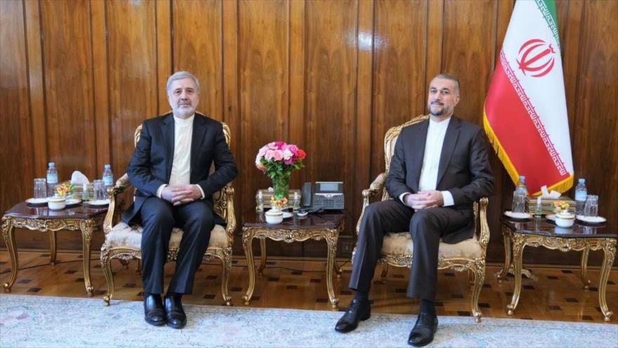 El canciller iraní, Hosein Amir Abdolahian, se reúne con el nuevo embajador de Irán en Arabia Saudí, Alireza Enayati (izda.), 2 de septiembre de 2023.