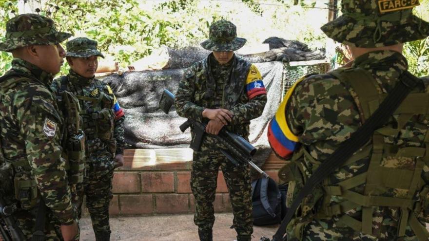 Combatientes guerrilleros de la disidencia de las FARC montan guardia cerca de Suárez, en el departamento de Cauca, 30 de agosto de 2023.