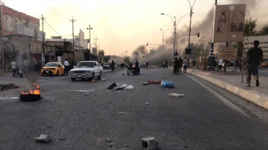 Los residentes árabes bloquean una carretera importante en Kirkuk días después de que el cuartel general del ejército iraquí fuera entregado al Partido Democrático del Kurdistán.