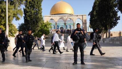Colonos israelíes, protegidos por policías, irrumpen en Mezquita Al-Aqsa