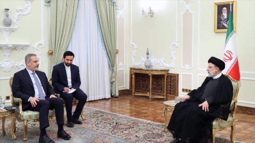 El presidente iraní, Seyed Ebrahim Raisi (dcha.), se reúne con el canciller turco, Hakan Fidan, en Teherán, 3 de septiembre de 2023. (Foto: president.ir)