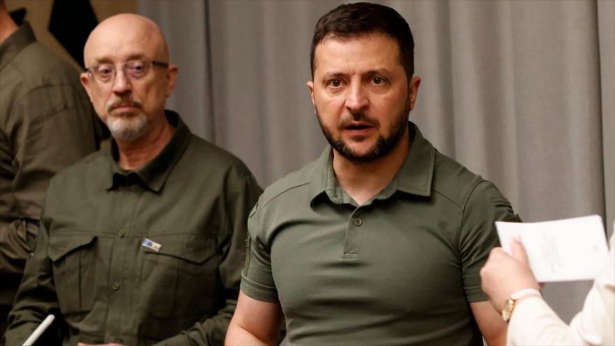 El presidente de Ucrania, Volodímir Zelenski (dcha.), y el ministro de Defensa, Oleksi Reznikov