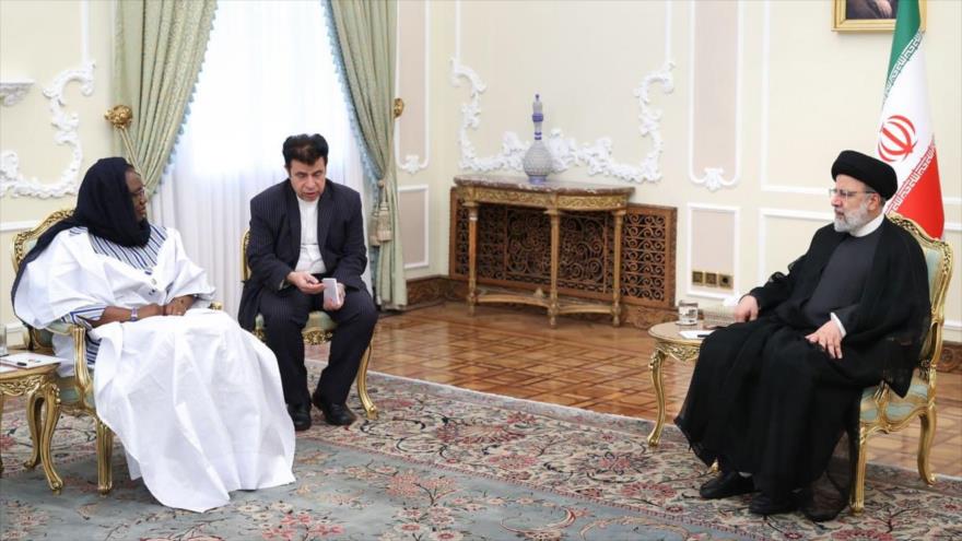 El presidente de Irán, Seyed Ebrahim Raisi, reunido con la canciller de Burkina Faso, Olivia Rouamba, en Teherán, 4 de septiembre de 2023.