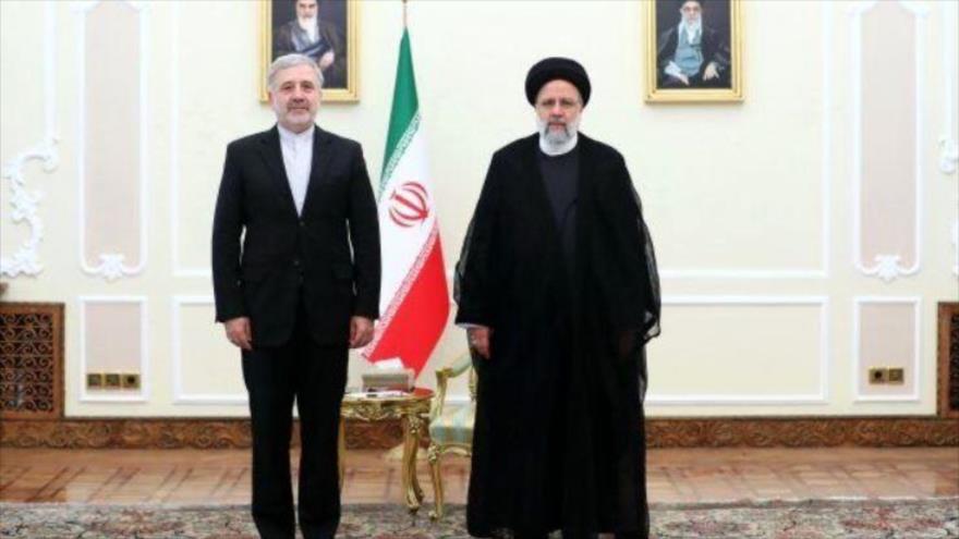El presidente iraní, Ebrahim Raisi (dcha.), se reúne con Alireza Enayati, embajador de Irán en Arabia Saudí, Teherán, Irán, 4 de septiembre de 2023.