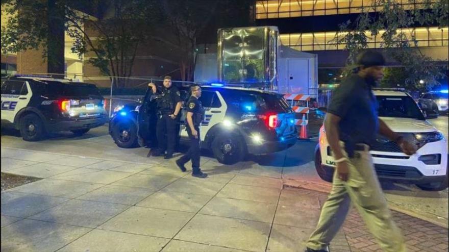 Vehículos policiales en la escena de un tiroteo en Birmingham, en el estado estadounidense de Alabama, 4 de septiembre de 2023.