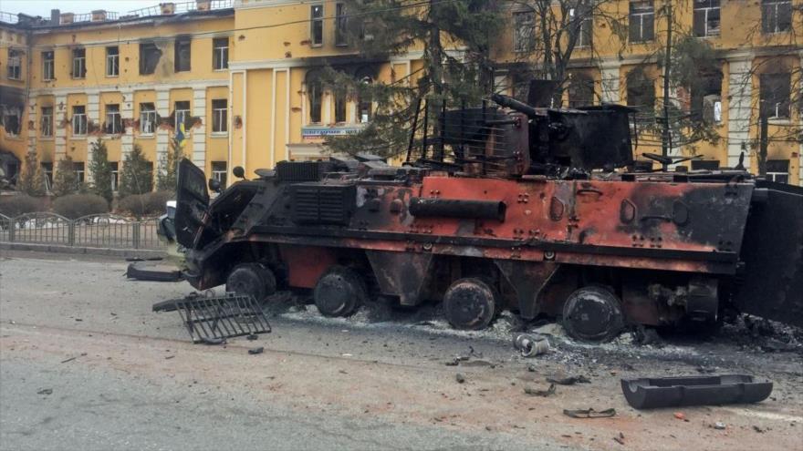 Un vehículo blindado ucraniano destruido en un ataque aéreo ruso en Járkov. (Foto: Reuters)