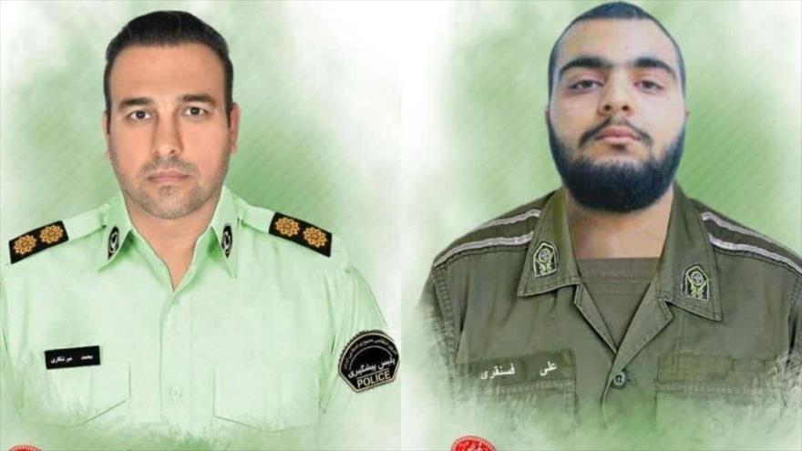 De izquierda a derecha: el capitán Mohamad Mirshekar, jefe del departamento de apoyo, y el agente Reza Fasnaghari.