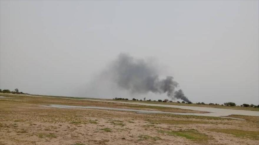 Humo se eleva tras un ataque terrorista a un barco de pasajeros en Tombuctú, Malí, 7 de septiembre de 2023.