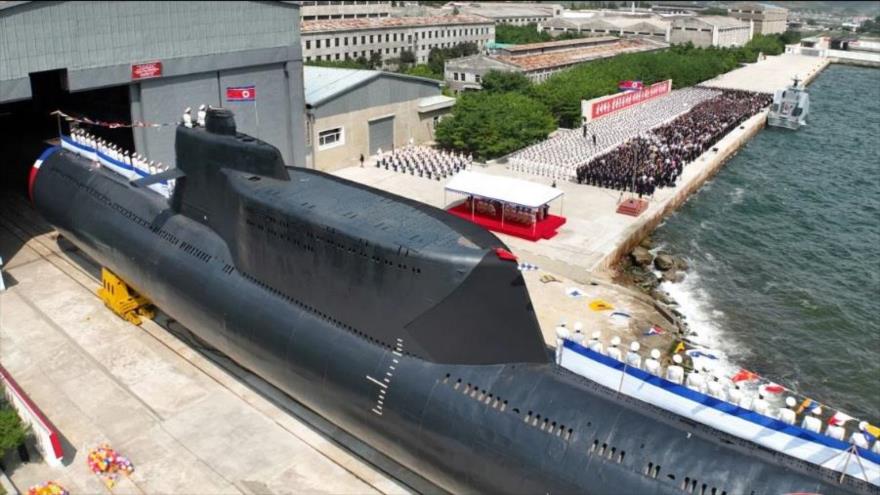 La gente atiende a la ceremonia de botadura del submarino de ataque nuclear norcoreano, foto publicado el 8 de septiembre de 2023. (Foto: KCNA)