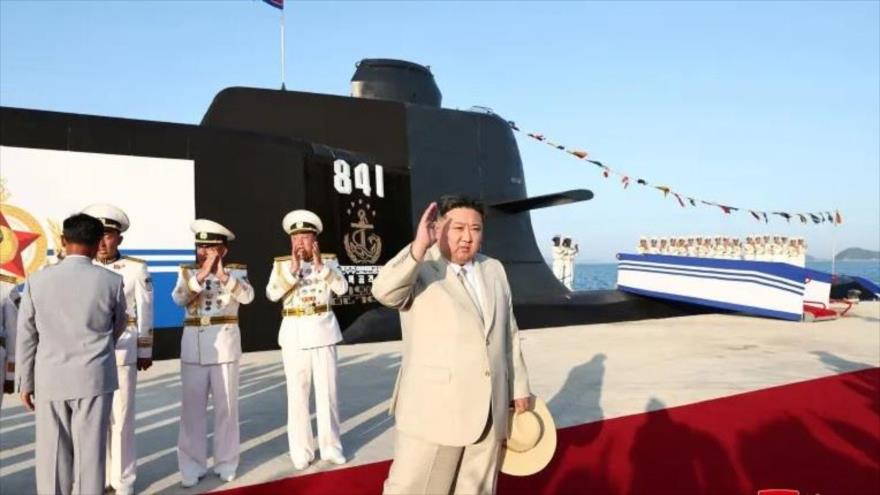 El líder norcoreano, Kim Jong-un, inspecciona el submarino de ataque nuclear desarrollado por expertos del país, 7 de septiembre de 2023. (Foto: KCNA)
