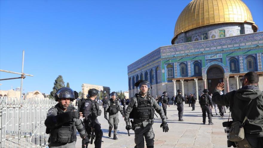 Los militares israelíes irrumpen en el patio de la Mezquita Al-Aqsa, en Al-Quds.