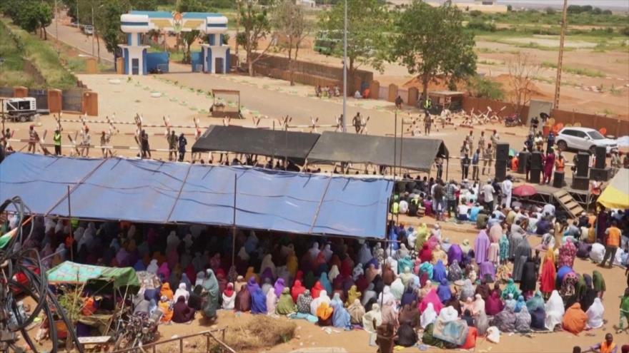 Manifestantes nigerinos acampados frente a la base militar francesa en Nimbey, 8 de septiembre de 2023.
