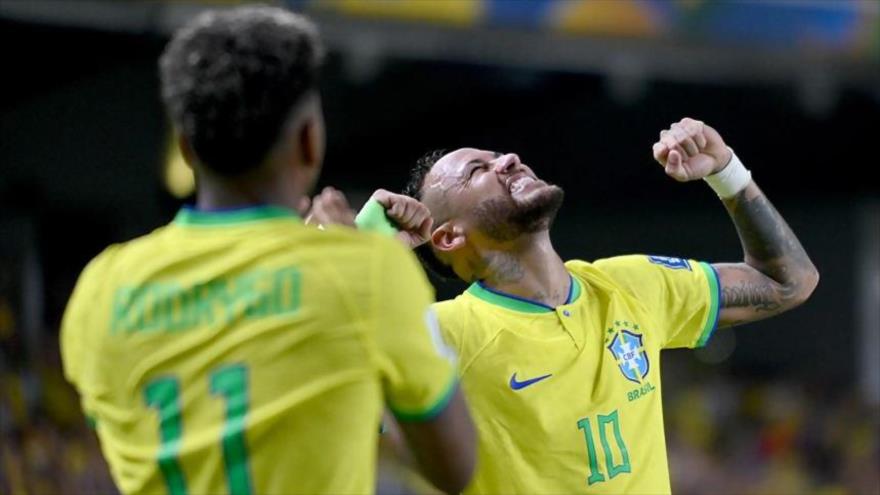 Neymar Júnior celebra su gol ante Bolovia.