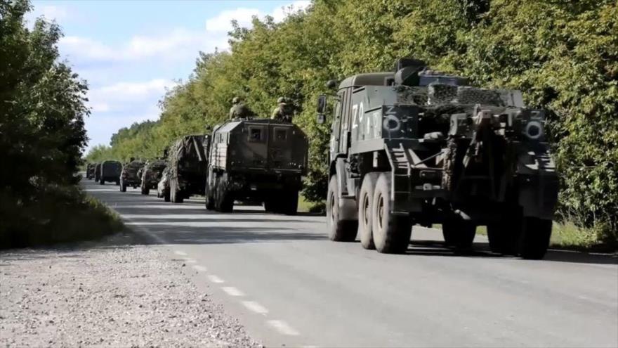 Un convoy militar ruso dirigiéndose hacia la línea del frente en la región de Járkov, en el este de Ucrania, 9 de septiembre de 2022. (Foto: Reuters)