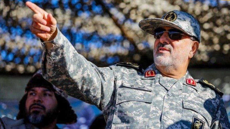 El comandante de las Fuerzas Terrestres del Cuerpo de Guardias de la Revolución Islámica de Irán, el general de brigada Mohamad Pakpur, habla en una ceremonia.