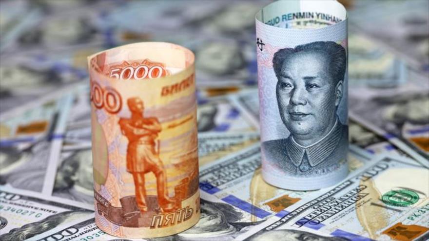Billetes de yuan chino (dcha.) y rublo ruso sobre dólares de EE.UU.