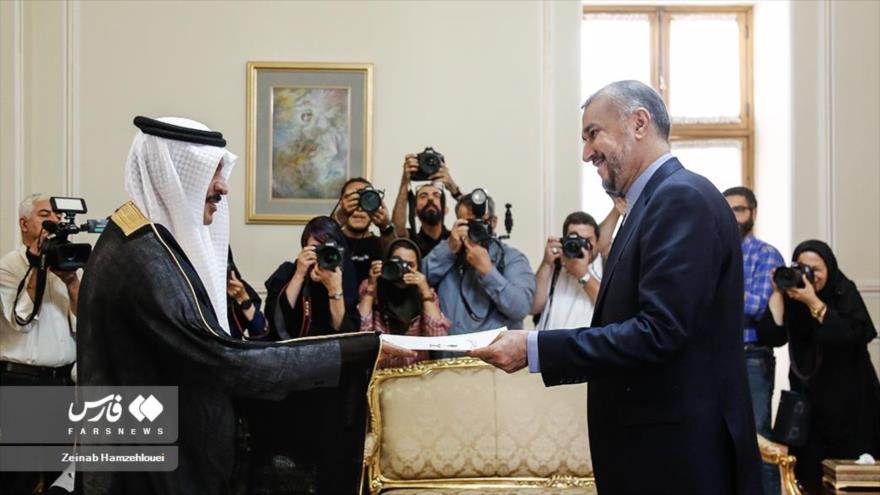 El canciller iraní, Hosein Amir Abdolahian (dcha.), y el nuevo embajador saudí en Teherán, Abdulá bin Saud al-Anzi, 10 de septiembre de 2023. (Foto: FARS)