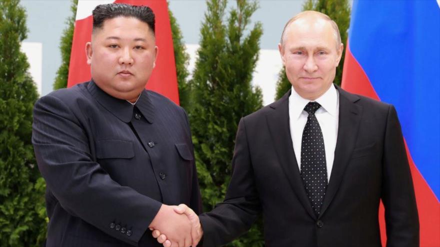 El líder Corea del Norte, Kim Jong-un, (izda.) y el presidente ruso, Vladimir Putin en una reunión en Rusia, 25 de abril 2019.