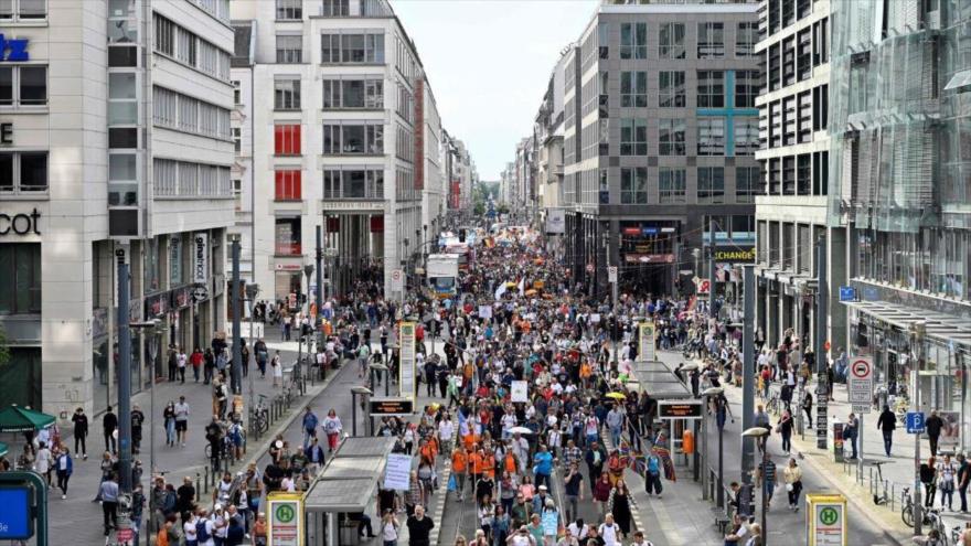 La gente pasa por una calle en el centro de Berlín, capital de Alemania.