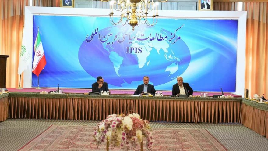 El canciller iraní, Hosein Amir Abdolahian (c), en un seminario en la sede de la Cancillería, Teherán, 12 de septiembre de 2023. (Foto: Ministerio de Exteriores)