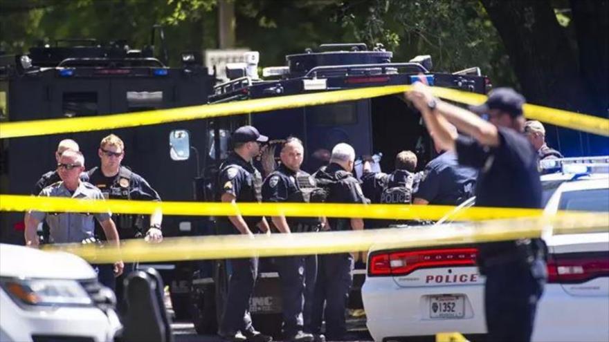 La asistencia de las fuerzas de policía en la escena de tiroteo en Luisiana, EE.UU.