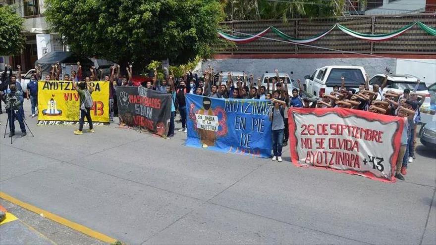 Estudiantes mexicanos comienzan protestas por los 43 desaparecidos de Ayotzinapa.