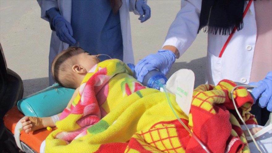 Un niño palestino gravemente enfermo en el puesto de control militar israelí de Qalandiya, en la ocupada Cisjordania.
