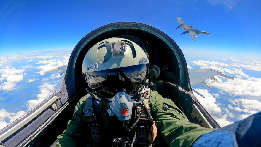 Aviones de combate chinos en una maniobra aérea