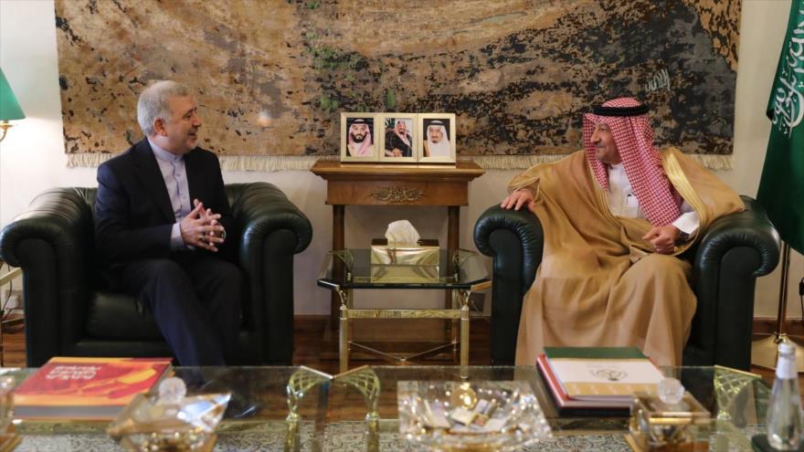 El embajador iraní en Arabia Saudí, Alireza Enayati (izda.), se reúne con el vicecanciller saudí, Walid bin Abdul Karim al-Khereij, en Riad, 14 de septiembre de 2023. (Foto: SPA)