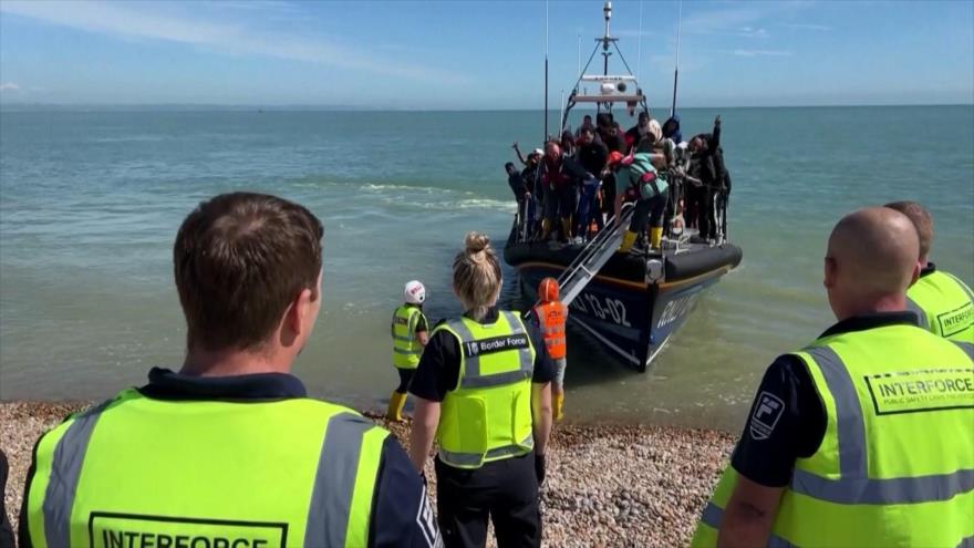 Crisis migratoria en Reino Unido se convierte en disputa política