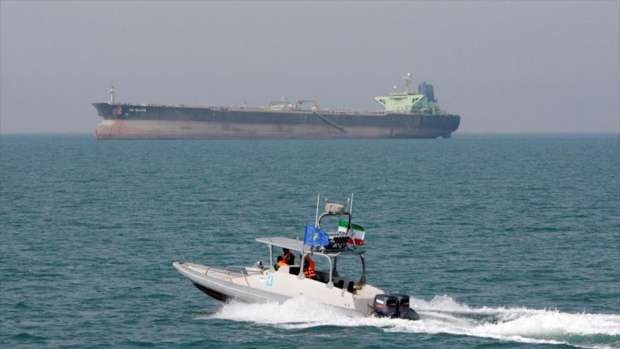 Una lancha rápida del CGR de Irán navegan en el Golfo Pérsico mientras se ve un petrolero al fondo, 2 de julio de 2012. (Foto: AP)