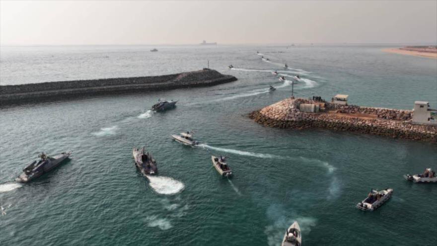 Los barcos del Cuerpo de Guardianes de Irán realizan un ejercicio militar en la isla iraní Bu Musa, situada en el estrecho de Ormuz, 2 de agosto de 2023.