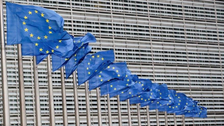 Las banderas de la Unión Europea frente a la sede del bloque comunitario en Bruselas, capital belga.