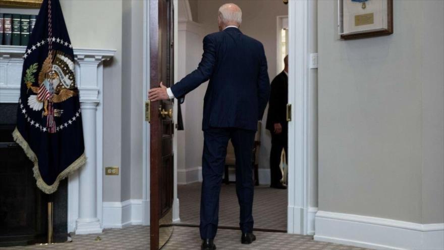 El presidente de EE.UU., Joe Biden, sale de la sala Roosevelt de la Casa Blanca después de una rueda de prensa, 15 de septiembre de 2023.