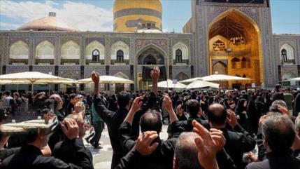 Mar de fieles llora en Mashad el martirio del Imam Reza (P)