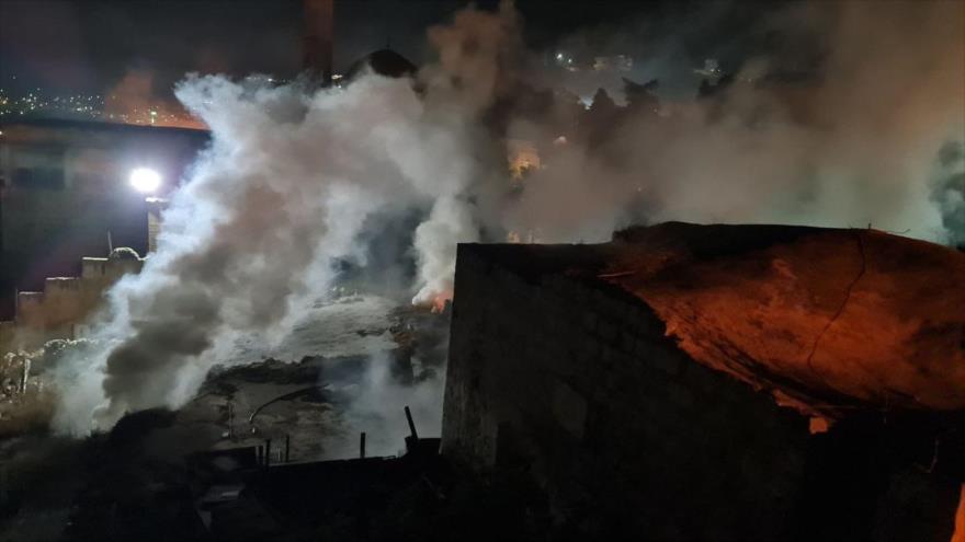 El humo de los botes de gas lacrimógeno disparados por los soldados israelíes cubre la ciudad de Beita en una nueva redada de las tropas de ocupación, 16 de septiembre de 2023.